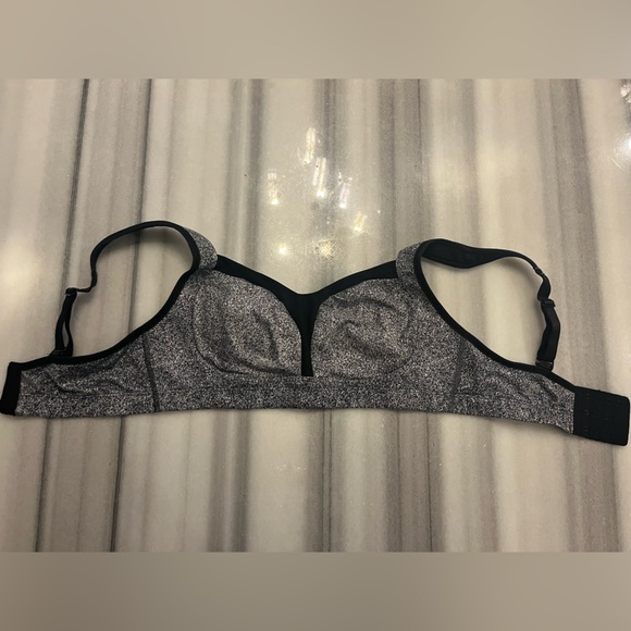 Lululemon clasp sports bra gray/black pattern, fits 34C - Picture 1 of 2